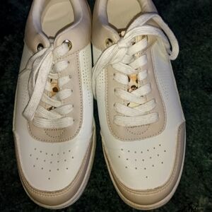 Women's tennis shoes